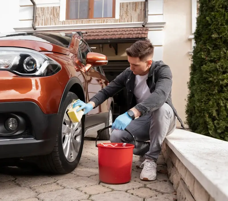 Lavage auto à domicile Louvigné-de-Bais : professionnel intervenant sur un véhicule